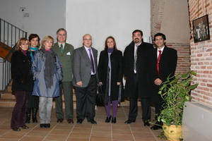 Manolo Guallart, autor de la exposición fotográfica junto a los componentes y asistentes a las "Jornadad Vicentinas"